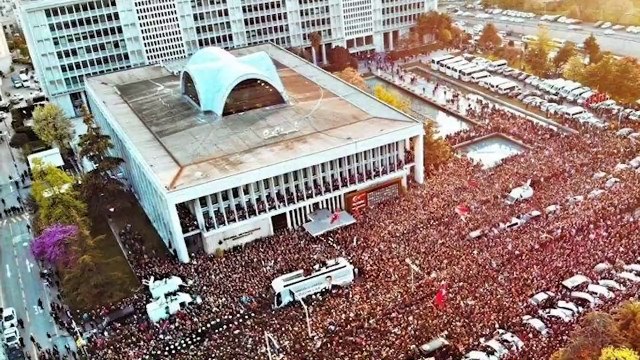 Vali Yerlikaya, 15 Temmuz paylaşımında İmamoğlu'nun miting görüntüsünü paylaştı