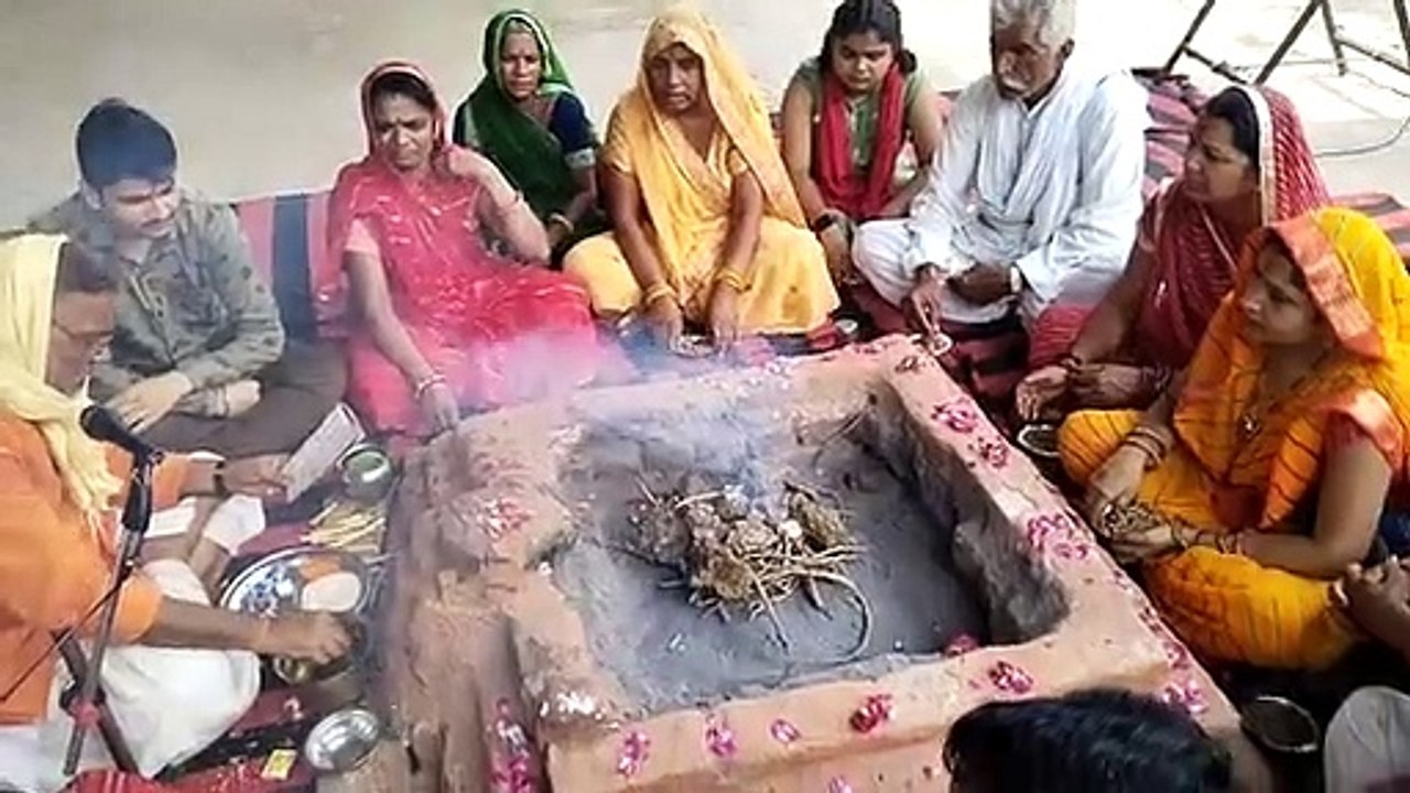 गुरू के चरणों में नवाया शीश, लिया आशीर्वाद