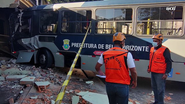 Ônibus atinge casa e assusta moradores em BH