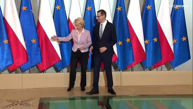 Польшу и Венгрию учат демократии