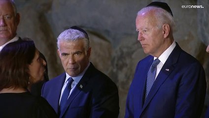 شاهد: بايدن يزور النصب التذكاري للهولوكوست "ياد فاشيم" ويضع إكليلا من الزهور