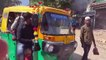 Des policiers pensent qu'il y a trop de monde dans un tuk-tuk (Inde)