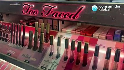 Una consumidora se aplica un 'lip plumper' o voluminizador de labios