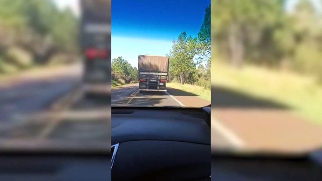 Vídeo: carreta paraguaia carregada de cigarros contrabandeados é apreendida em Cascavel após perseguição
