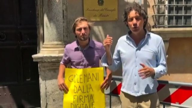 A rischio firma digitale referendum, Cappato in presidio da Colao