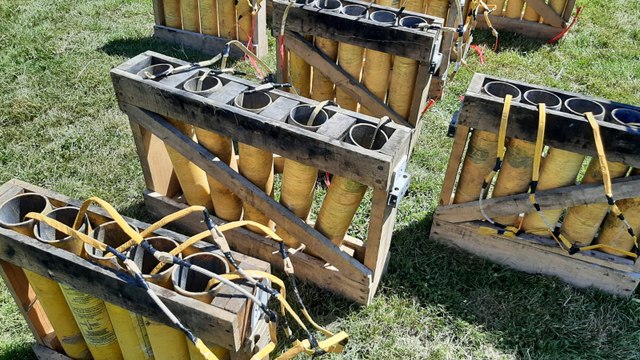 Vague de chaleur et risque d'embrasement : l'installation minutieuse du feu d'artifices d'Évron