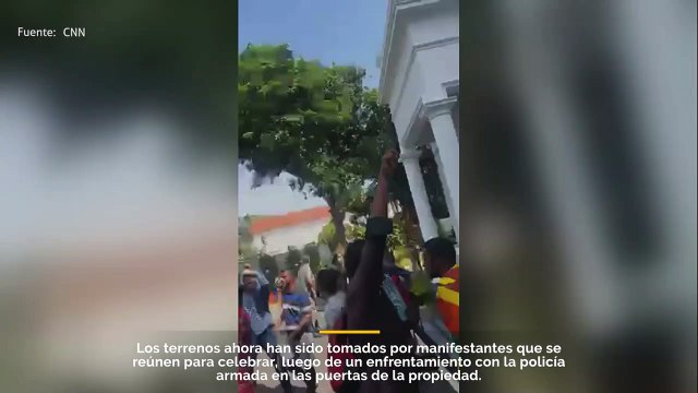 Manifestantes ingresan a la oficina del primer ministro de Sri Lanka