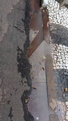 Moradora sofre há 10 anos com água suja de encanamento que sai em frente de sua casa