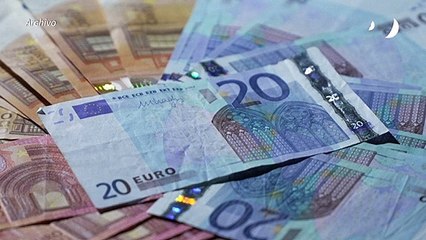 El euro cae brevemente por debajo del dólar por primera vez desde finales de 2002
