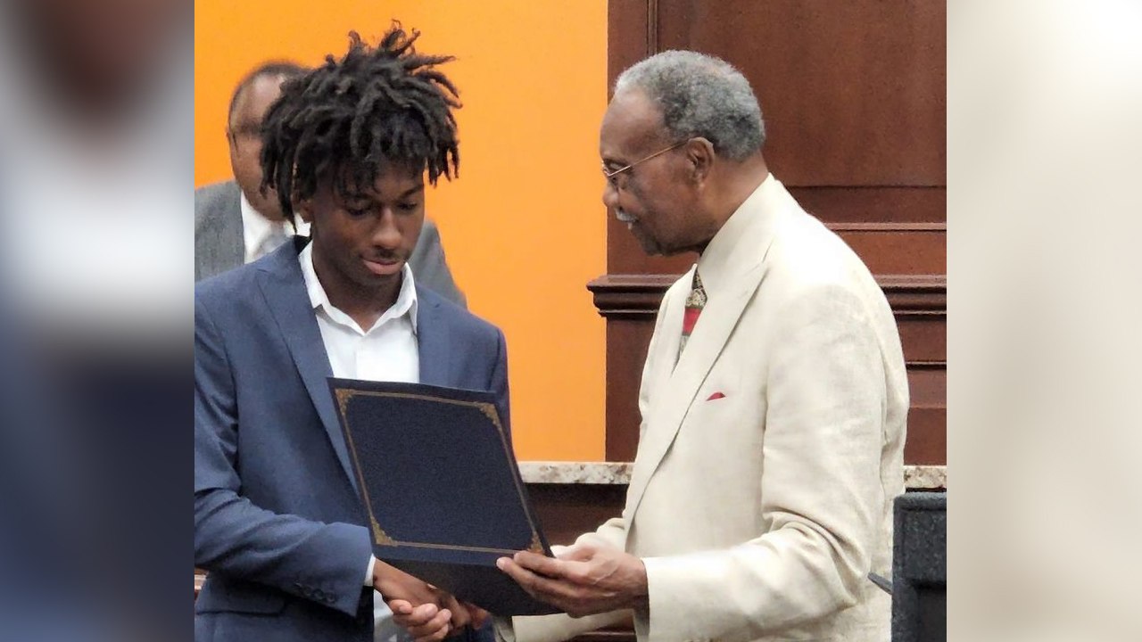 Teen Hailed Hero After Saving Three Girls, Police Officer From Drowning ...
