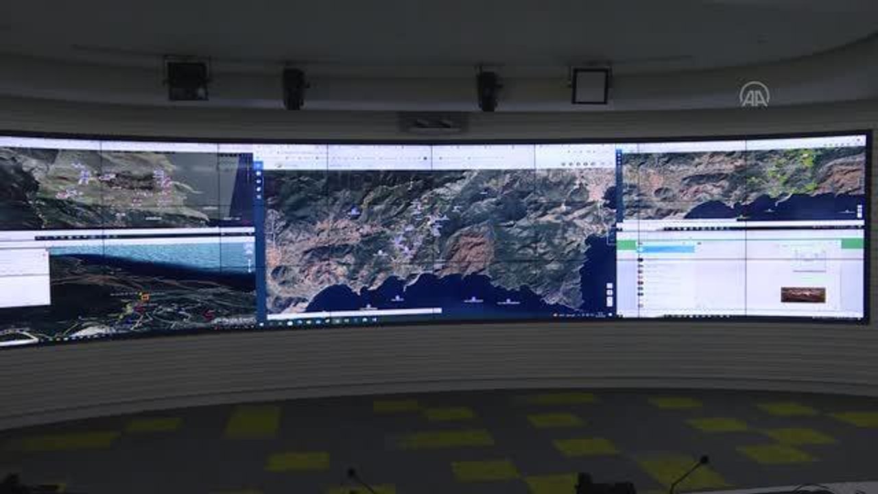 Son dakika! Çeşme ve Datça ilçesindeki orman yangınları Yangın Yönetim Merkezinden takip ediliyor