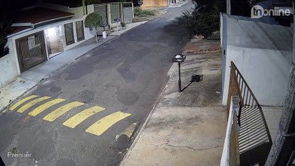 Homem é flagrado por câmera com bateria de caminhão furtada em Apucarana