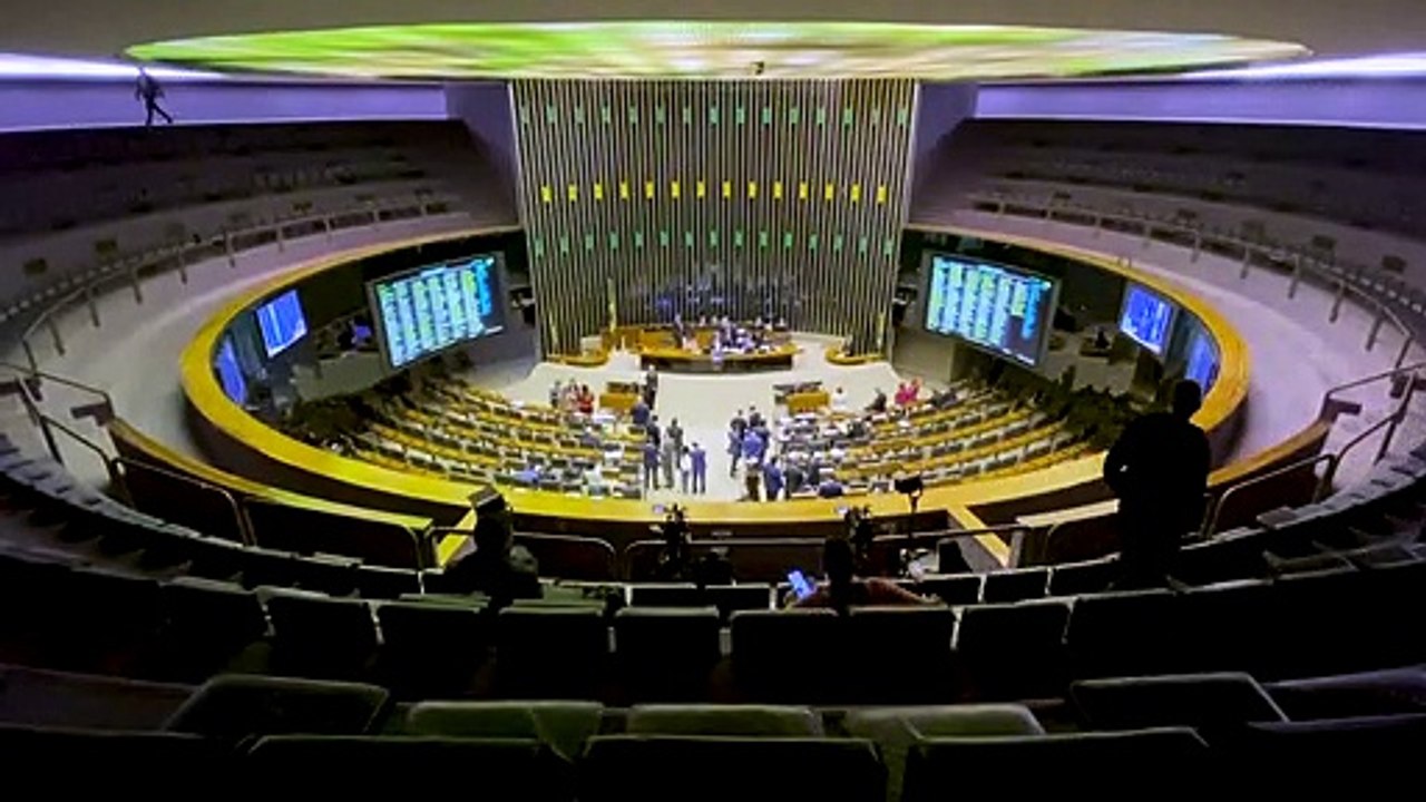 Câmara aprova PEC promovida por Bolsonaro de olho nas eleições