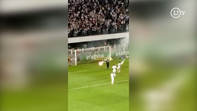 Torcedores do Santos atiram sinalizadores no gramado da Vila Belmiro e jogo é paralisado