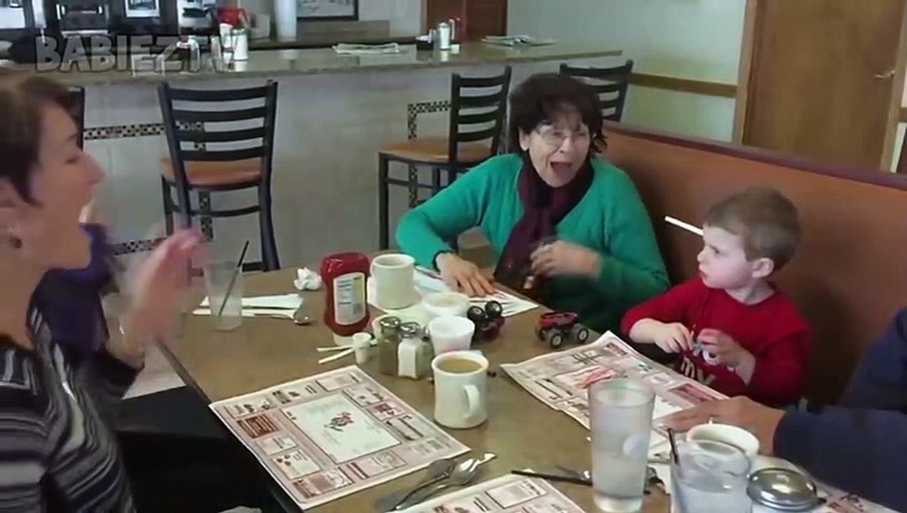 99% de chance que ces bébés vous feront rire! - Des vidéos drôles d'enfants