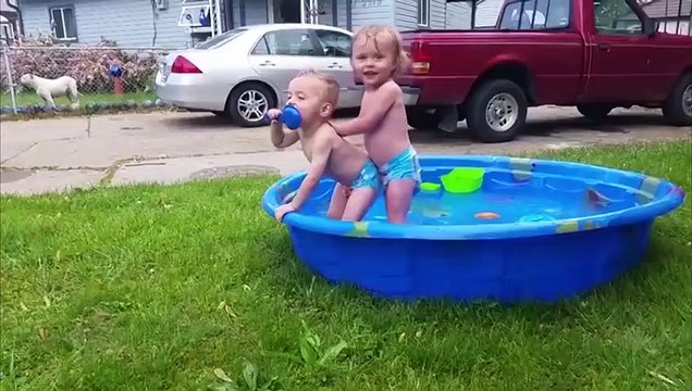 La glissade d'eau la plus drôle pour enfants et bébés échoue en été - Funny Babies 2020