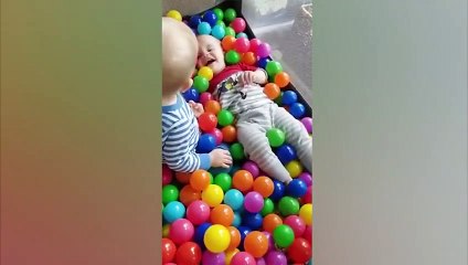 Télécharger la video: Les bébés jumeaux les moments les plus drôles et mignons 2020 - Vidéos les plus drôles à la maison