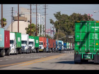 Port truckers snarl traffic in Long Beach San Pedro area with freeway