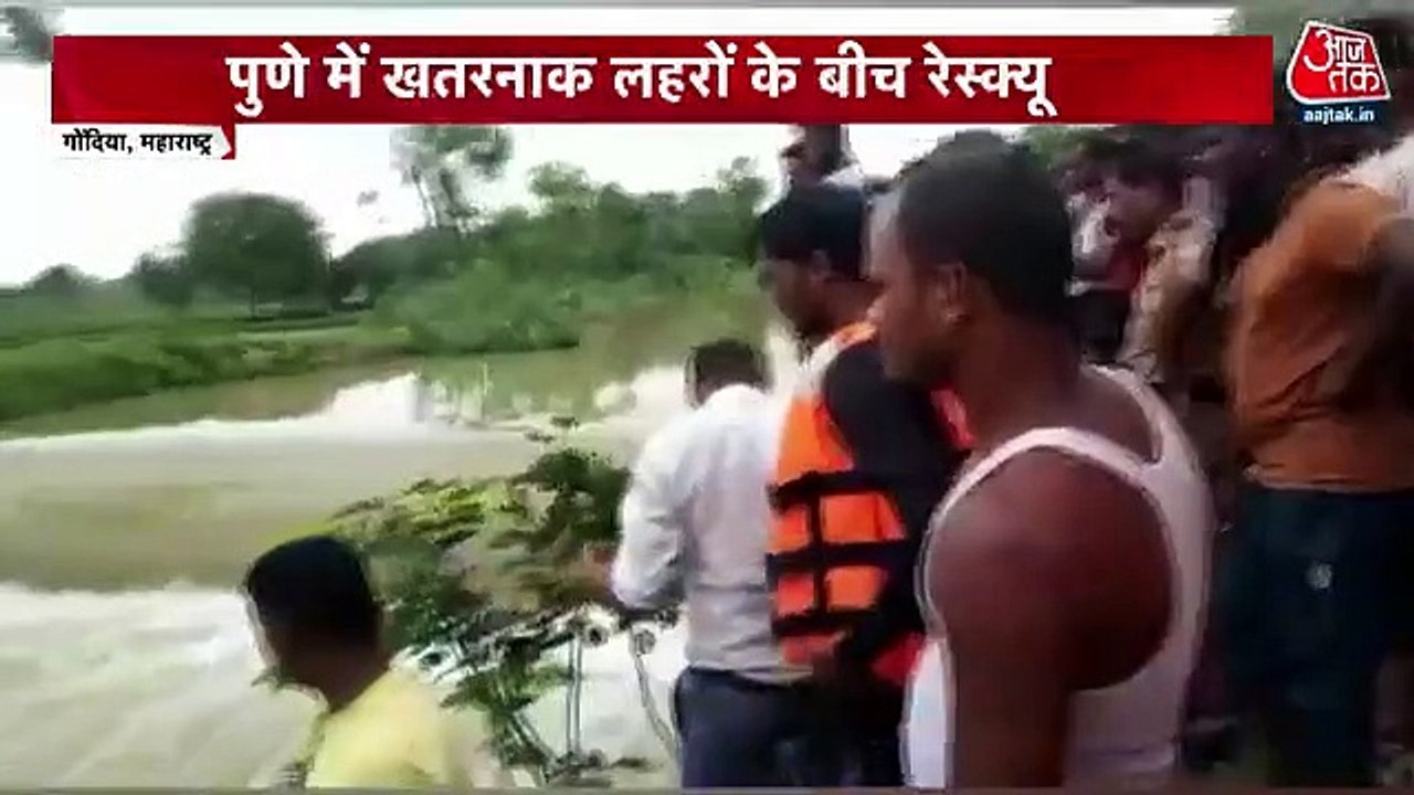 Man got stuck in heavy flow of water, Video Viral