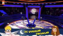 Heyecanlanan yarışmacı Kenan İmirzalıoğlu'nun koltuğuna oturmaya çalıştı