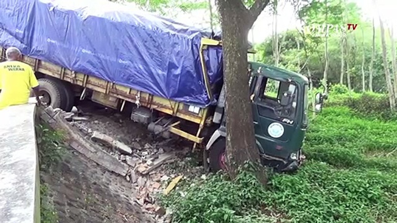 Truk Bermuatan 20 Ton Tabrak Pembatas Jalan Nyaris Masuk Sungai di Jember