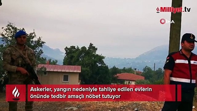 Askerler, yangın nedeniyle tahliye edilen evlerin önünde tedbir amaçlı nöbet tutuyor