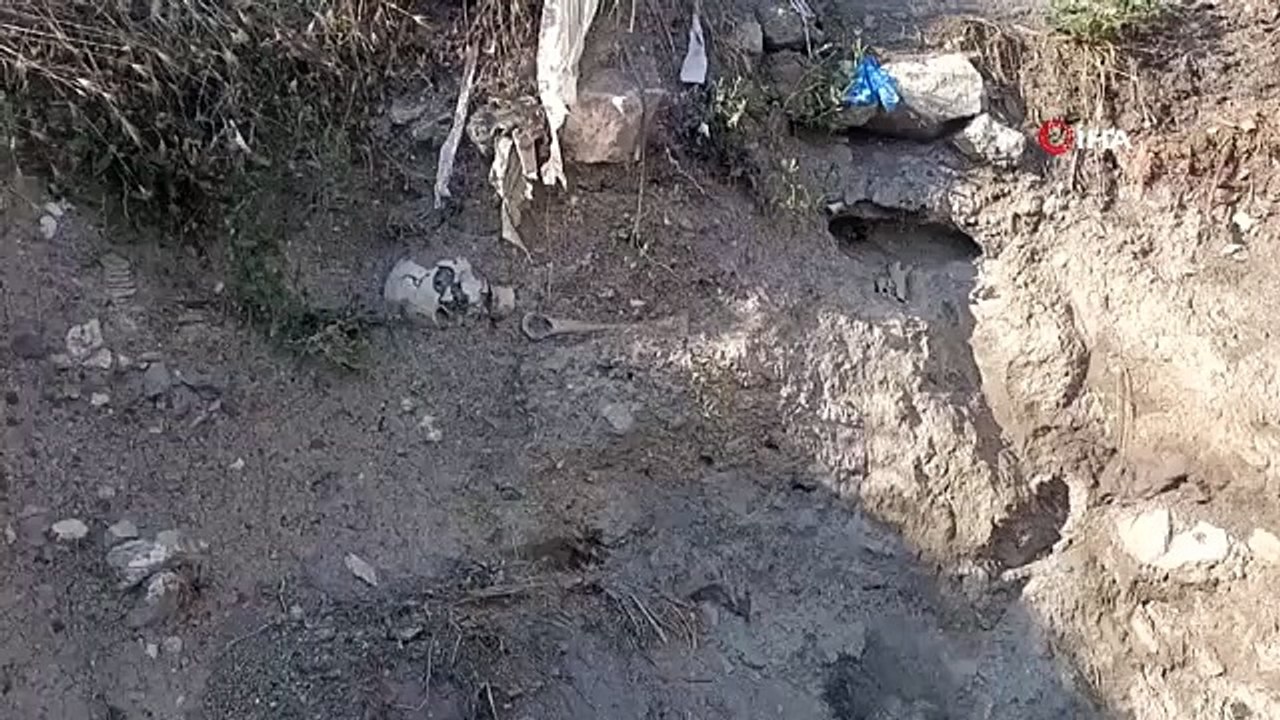 Yağmur suyu toprağı aşındırdı, köyde insan iskeleti bulundu