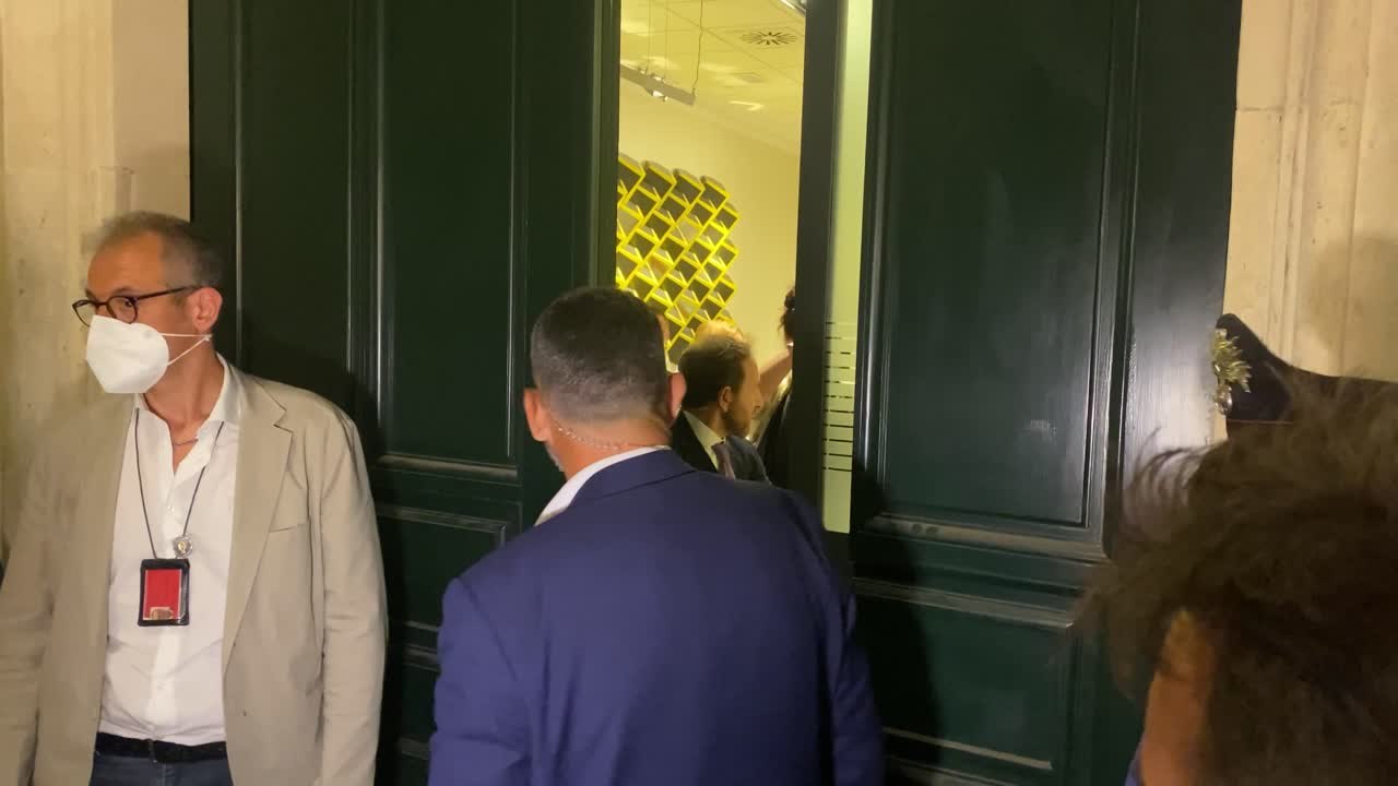 Governo, M5s non votera' la fiducia. "Pronti ad andare al voto?" Conte non risponde