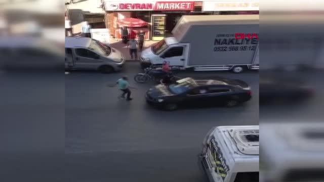 İSTANBUL ? ESENYURT'TA TAKSİCİ TARTIŞTIĞI YOLCUYU ARKADAŞIYLA TEKME TOKAT DÖVDÜ