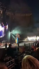 Coldplay atuam com crianças ucranianos durante concerto em Berlim