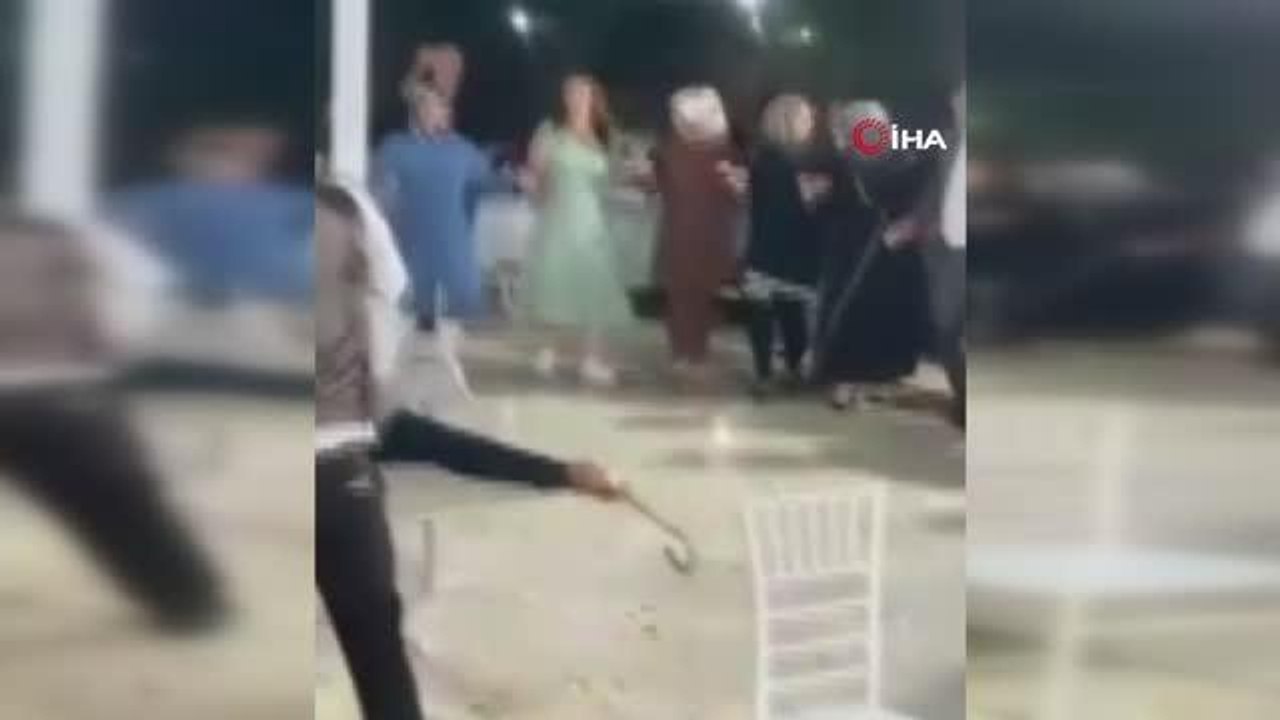 Son dakika: Çılgın davulcu, masanın üstünde takla attı, davulun üstünde yanan ateşi kafası ile söndürdü