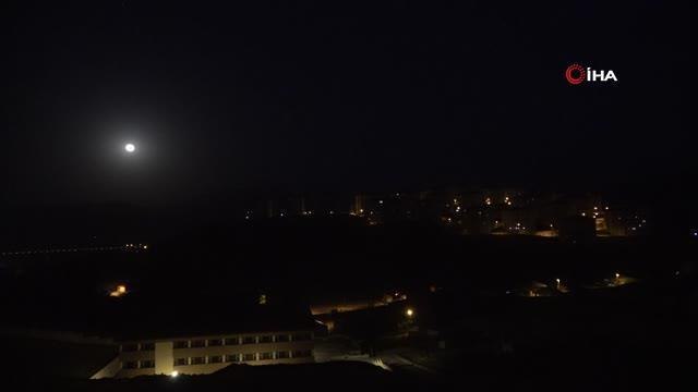 Yüksekova'da 'Süper Ay' kendine hayran bıraktı