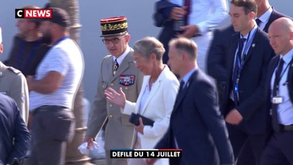 La Première ministre Elisabeth Borne arrive à la tribune présidentielle pour le défilé du 14-Juillet