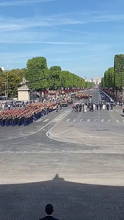 Arrivée d'Emmanuel Macron place de la Concorde à la fin de la revue de troupes