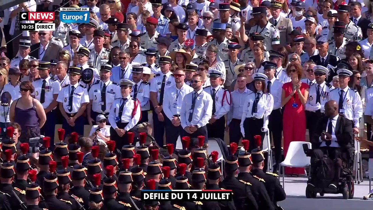 14 juillet: Les honneurs ont été rendus au président de la République, par les 1er et 2e régiments d'infanterie de la Garde républicaine, qui ont interprété la Marseillaise