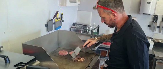 Le vice-champion de France du burger prend les fourneaux d'un restaurant à Grimaud