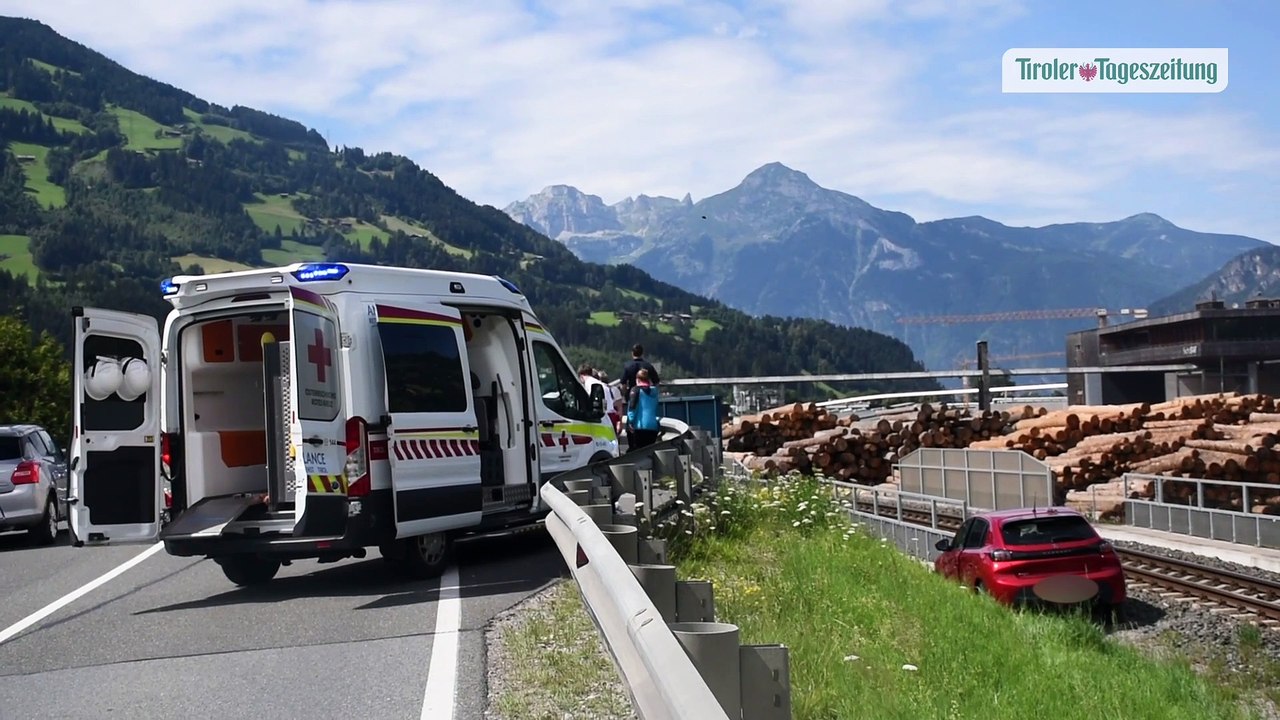 Auto landete in Fügen neben Bahngleis: