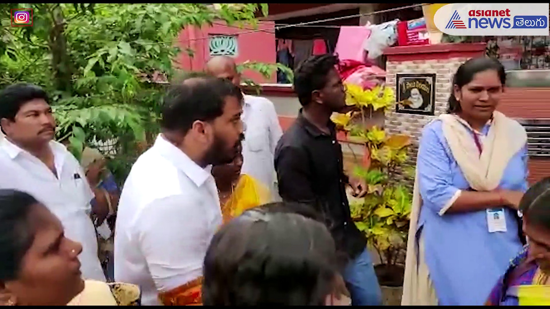 అమ్మా బాగున్నావా అంటూ ఆప్యాయంగా పలకరిస్తూ... నెల్లూరులో ఎమ్మెల్యే అనిల్ గడపగడపకు కార్యక్రమం
