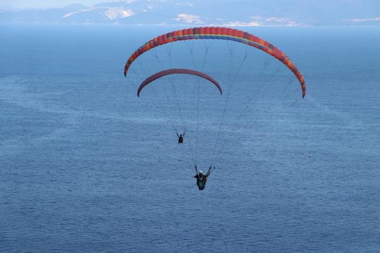 Mavi ve yeşilin buluştuğu Uçmakdere bayram tatilinde paraşüt tutkunlarını ağırlıyor