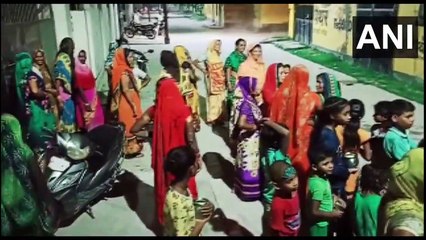 சேற்றை வாரி இரைத்த உ.பி பெண்கள்! மகிழ்ச்சியாக ஏற்ற பாஜக எம்எல்ஏ! - வீடியோ