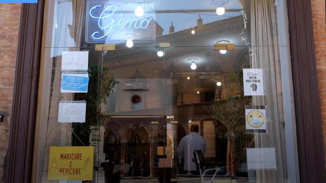 Bologna, il barbiere di piazza Santo Stefano: Cerco un aiutante, ma non trovo giovani