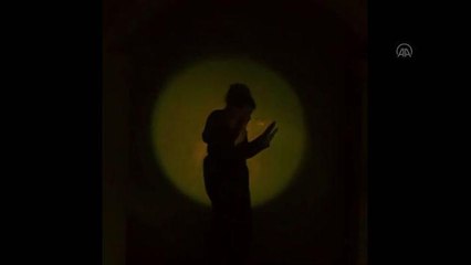 Tarihi çarşıda atölyeye dönüştürdüğü ambarda resim yapıyor