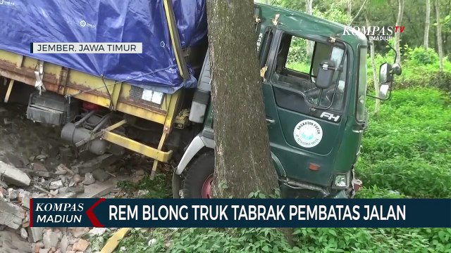 Rem Blong Truk Tabrak Pembatas Jalan
