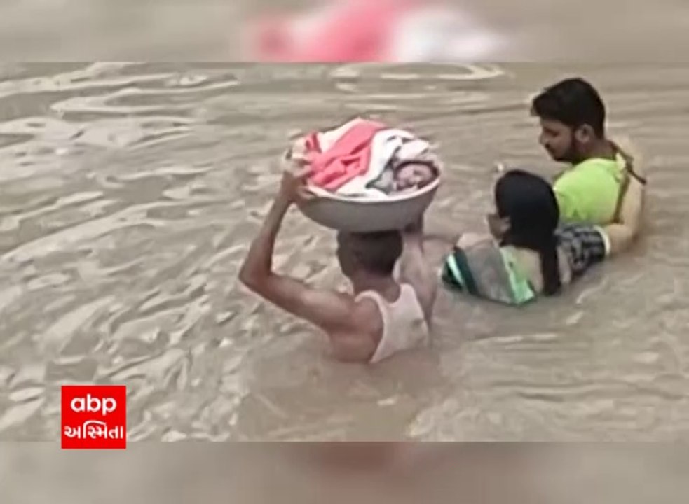 Telangana flood : વસુદેવની જેમ 3 મહિનાના 'કાનુડા'ને ભયાનક પૂરના પાણીમાંથી માથે કંડિયામાં લઈ નદી કરી પસાર
