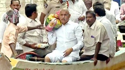 సహాయానికి , వాన నీటిలో పడవ ప్రయాణం చేసిన ఏపి మంత్రి *Andhrapradesh | Telugu OneIndia