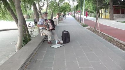 Sokak çalgıcısı "Ata Abi", geleceğin müzik dehalarına ilham kaynağı oluyor