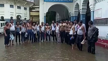 27 हजार पचायत सहायकों को नियमित किए जाने की मांग,कहीं मर्गा बनकर तो कहीं लेट कर और अद्र्धनग्र होकर किया प्रदर्शन