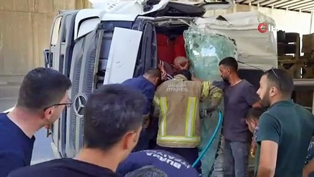Damperi açık kalan kamyon köprüye çarpıp devrildi; sürücüsü böyle kurtarıldı