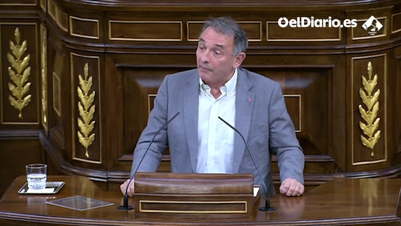 Enrique Santiago (UP), a la derecha: "Enfrentar unas víctimas con otras es una indignidad"