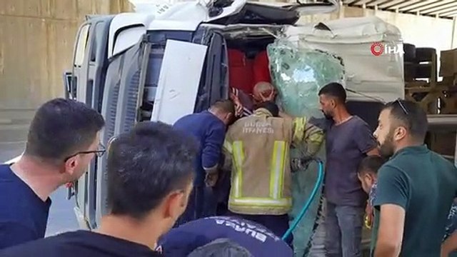 Damperi açık kalan kamyon köprüye çarpıp devrildi... Sürücü güçlükle kurtarıldı